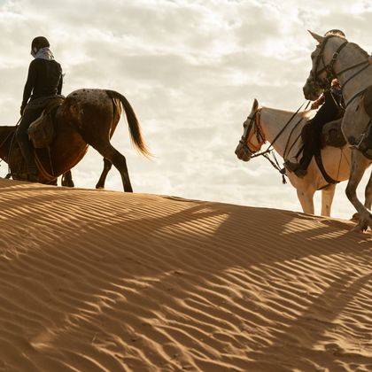 Due cavalieri sulle dune di sabbia